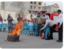 دوره آموزشی استفاده از خاموش کننده‌های آتش نشانی برای مقطع پیش‌ دبستانی بوی بهشت در محوطه آتش نشانی فردوسیه برگزار شد